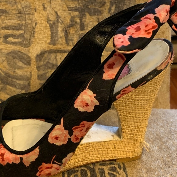 Betsy Johnson open toe sling back black & flowers - Picture 3 of 8